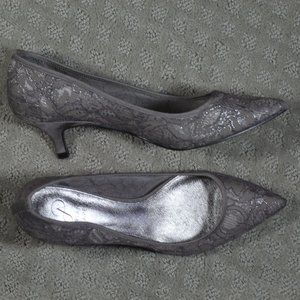 Adrianna Papell Size 6.5 Pewter Colored Lois Lace Pumps EUC
